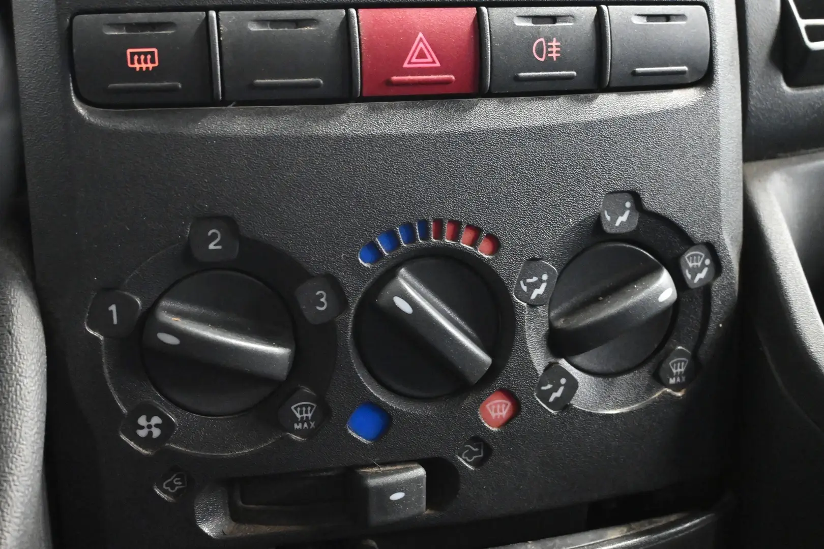 Car Image - 5TzyQ5ywX40qXP3niVTLSM