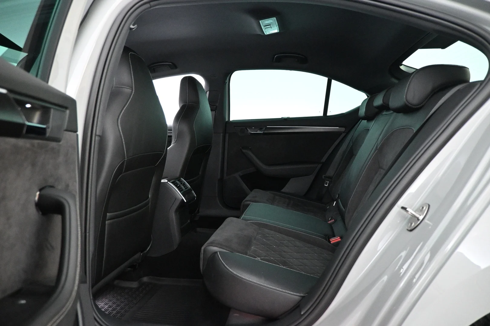 Car Image - 5km0q8TQandejX8AowCNWD