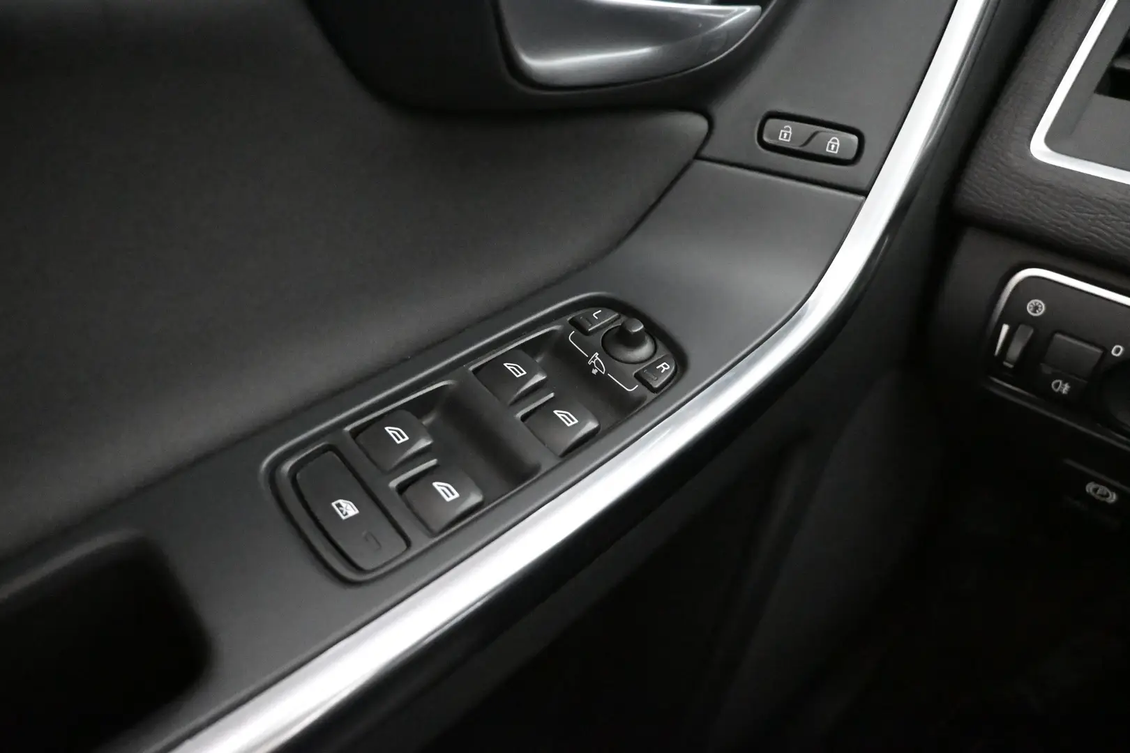Car Image - 19z1A3QgTfYRVEhPiz8c1M