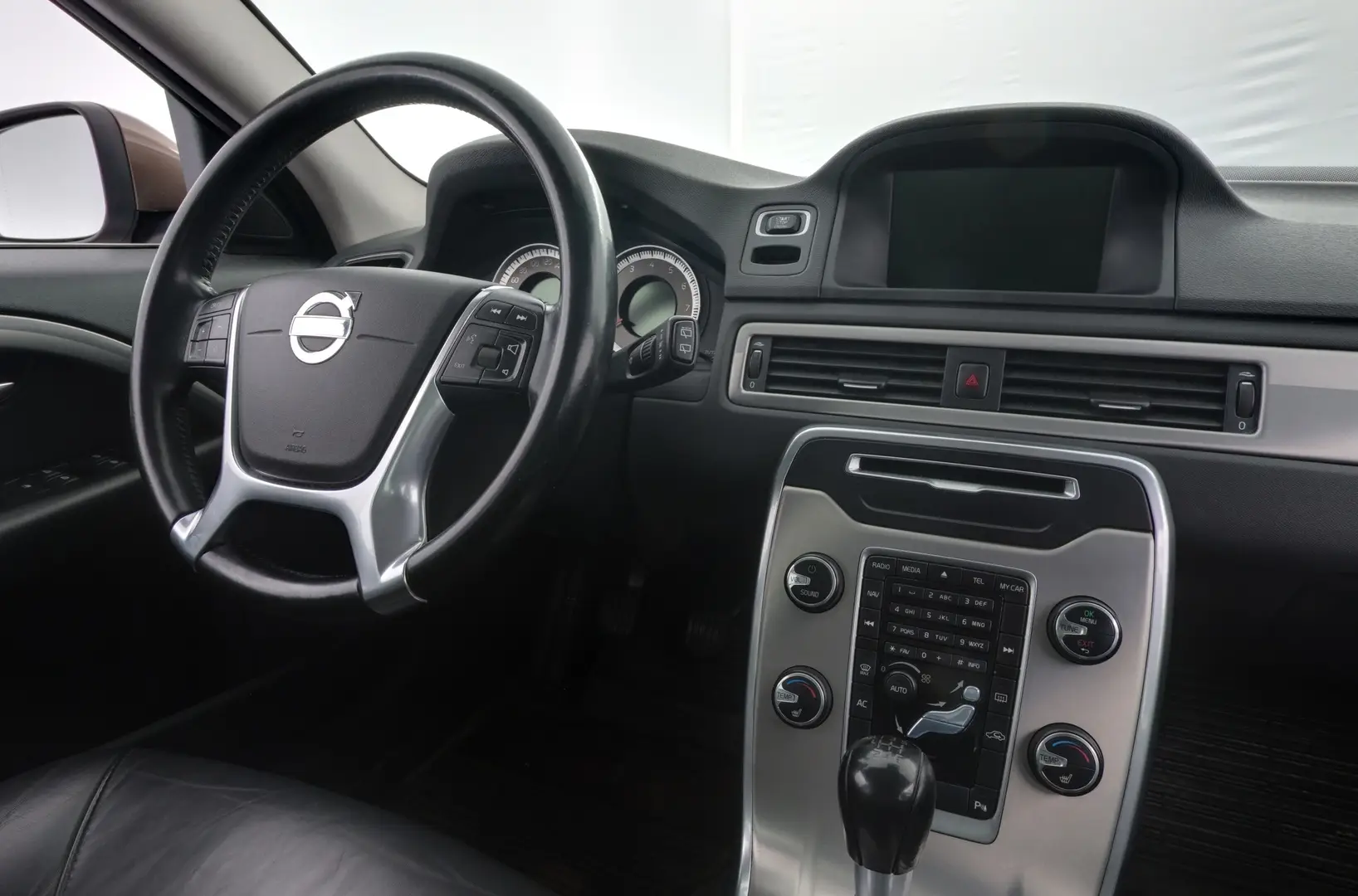 Car Image - 3PwO9ughuMdR1iicjuxD4q