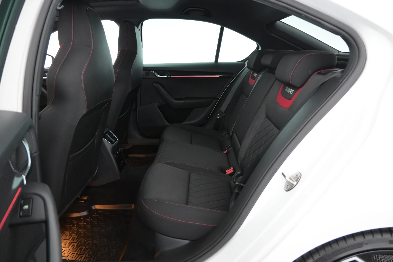 Car Image - 64V3zn5lWc1QItdJFCDJkl