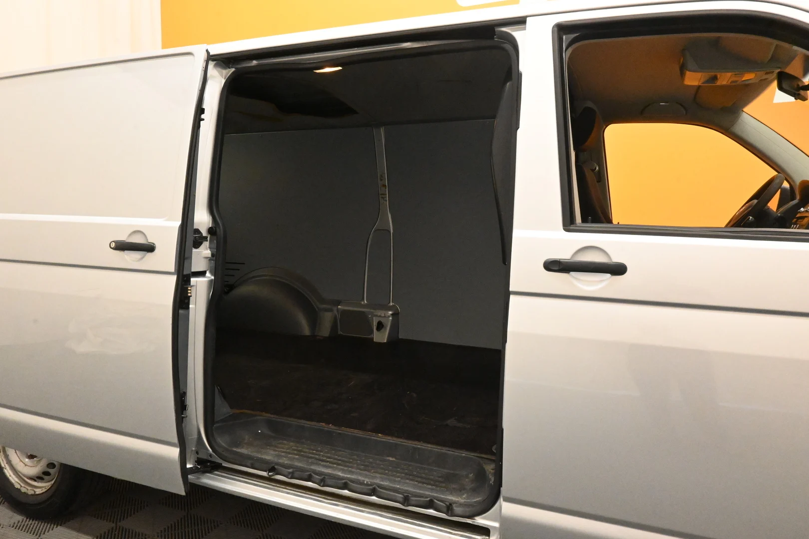 Car Image - 2GlPRmBfBugI9pcntsqpWE