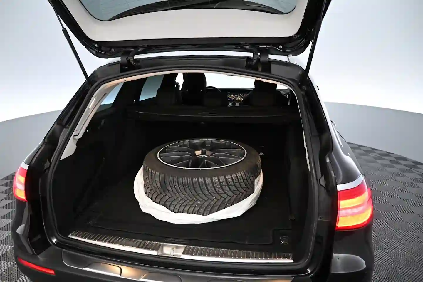 Car Image - 2t0QqOLLDi9IqCiXNAbHkQ
