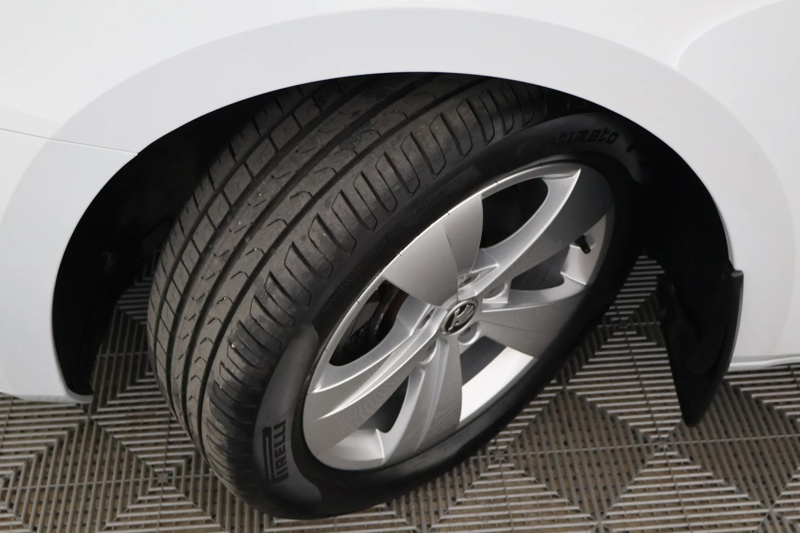 Car Image - 2It9zYIbAXGN6xDKnRlxF0