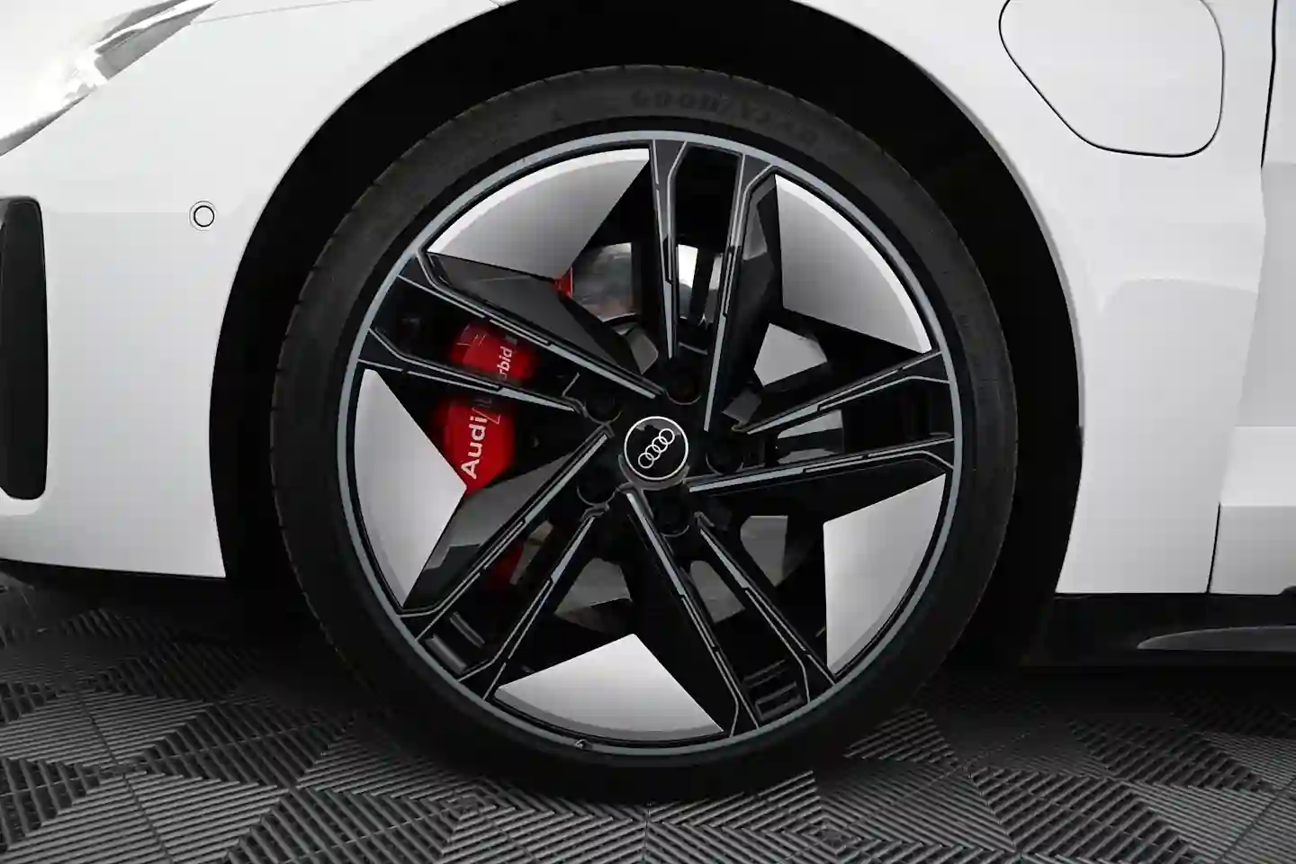 Car Image - 1dnZDa7Gf26mg8YeYR7d3u