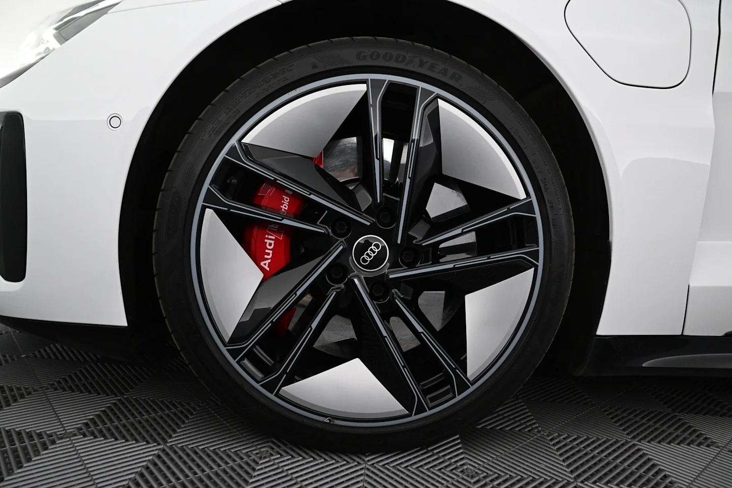 Car Image - 1dnZDa7Gf26mg8YeYR7d3u