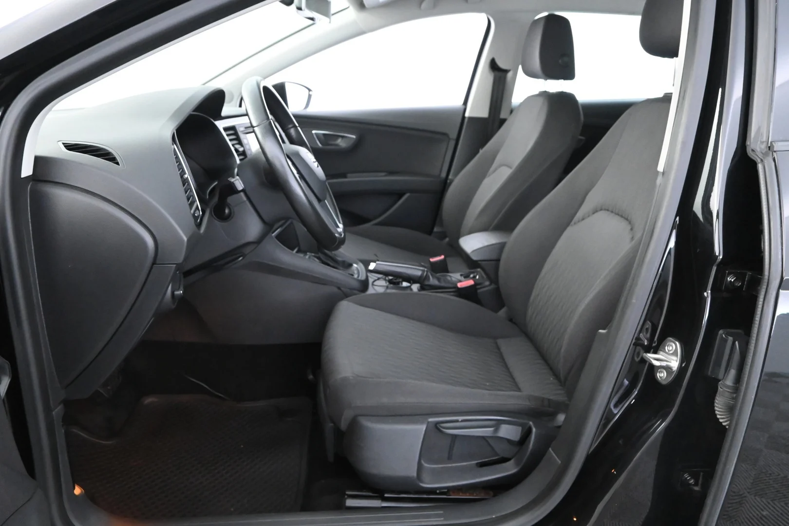 Car Image - 3g9YJx4jrkmyvwYNse6mg3