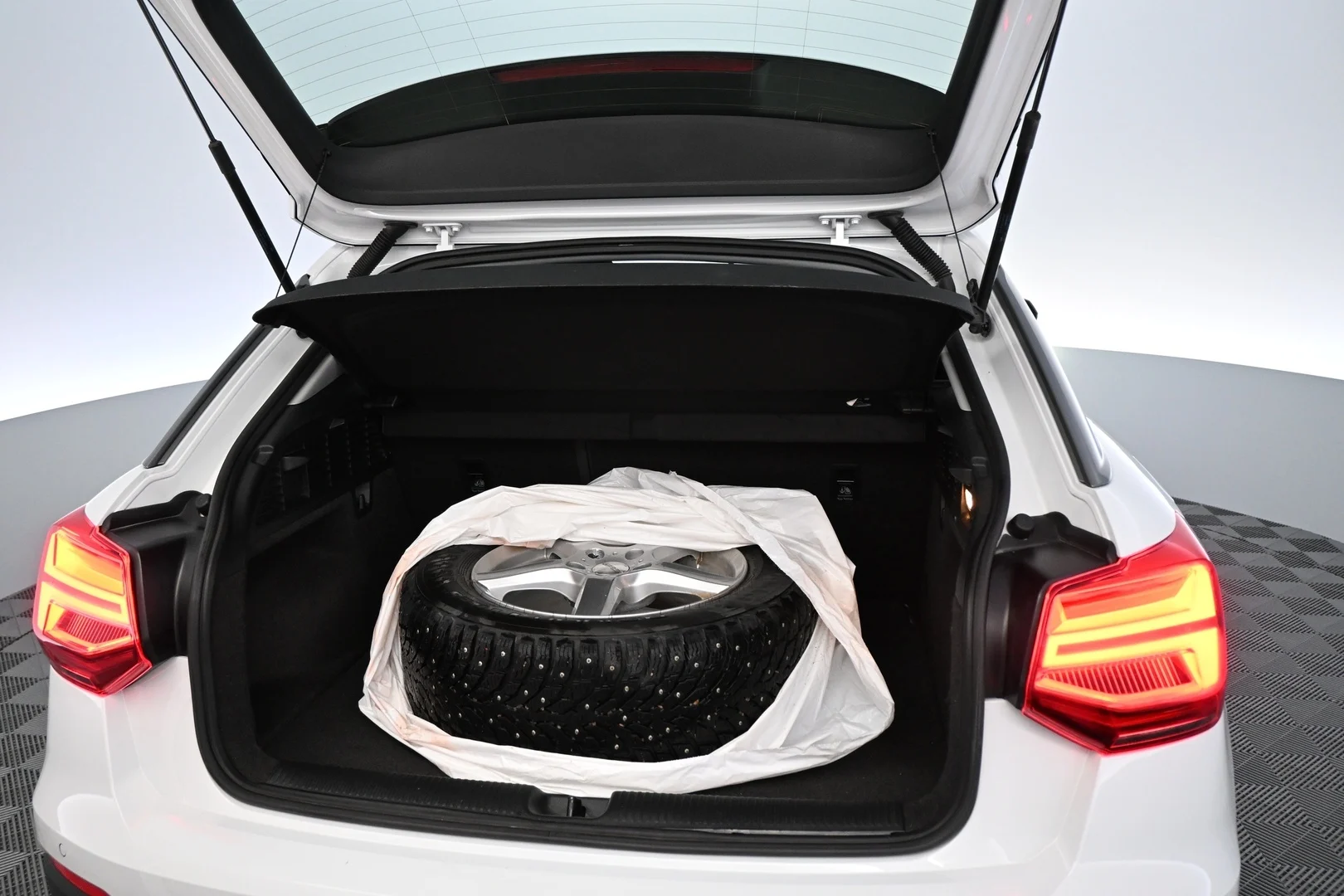 Car Image - FzTKHL0sDJNfyLQ1li1Lb