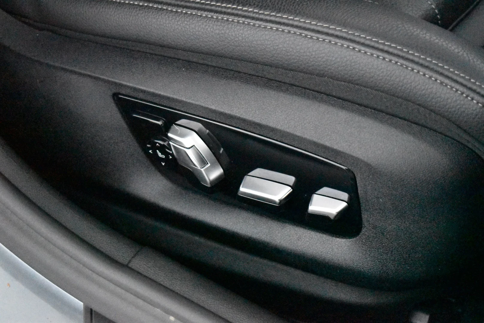 Car Image - 10x7DI300gjr3XC7yxPZQn