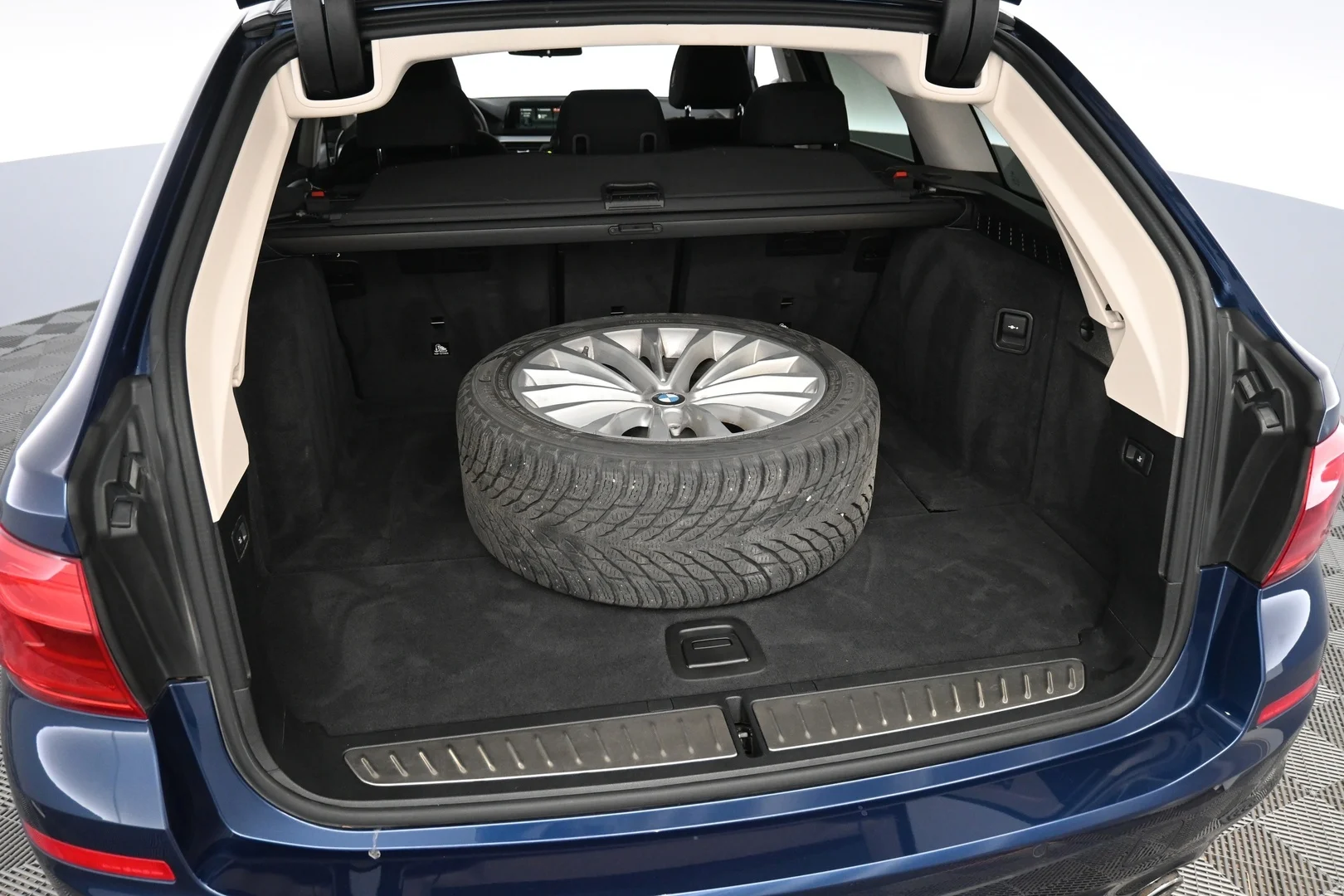 Car Image - 7rmlrLK2kn1SZKMtdeJ08A