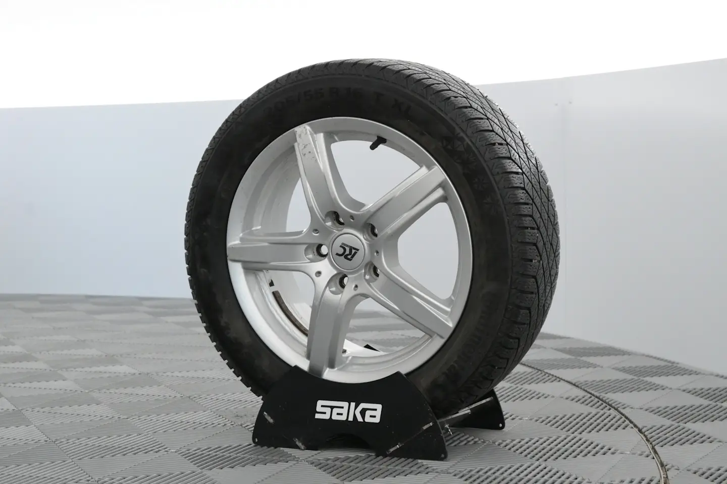 Car Image - 2BawsJ65SxunKi7u7GFmM9