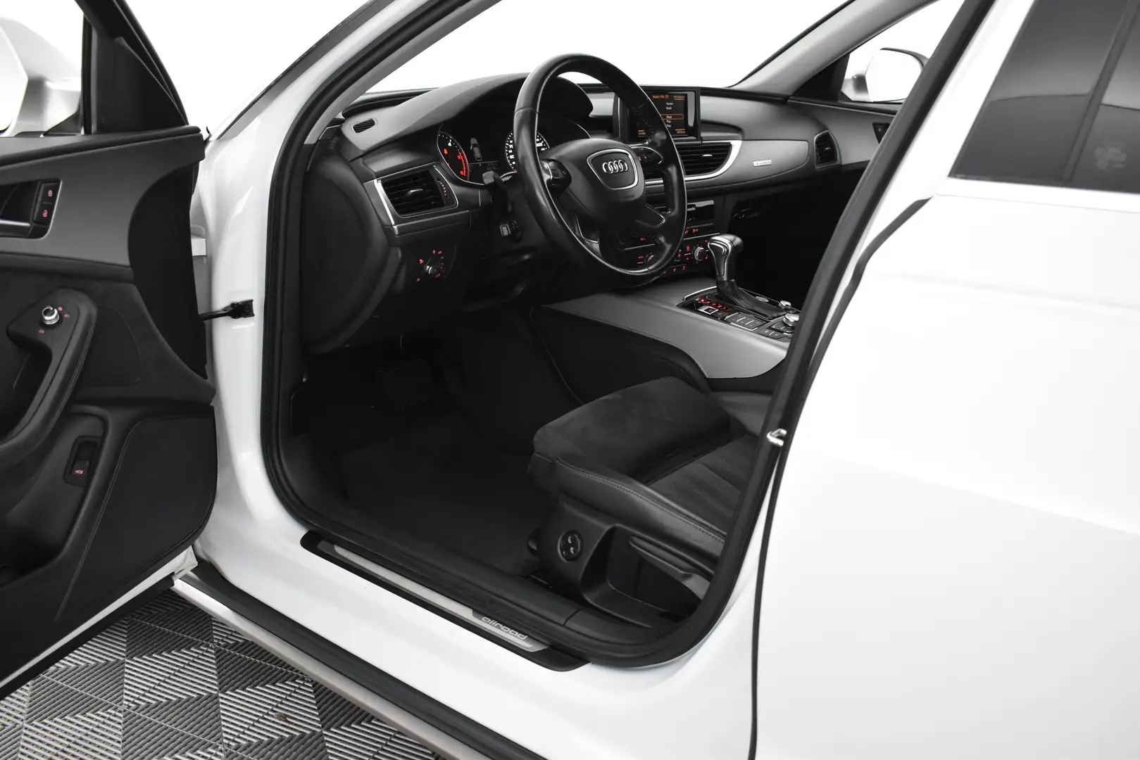 Car Image - s3t8kQRC9e63L09X03sxk