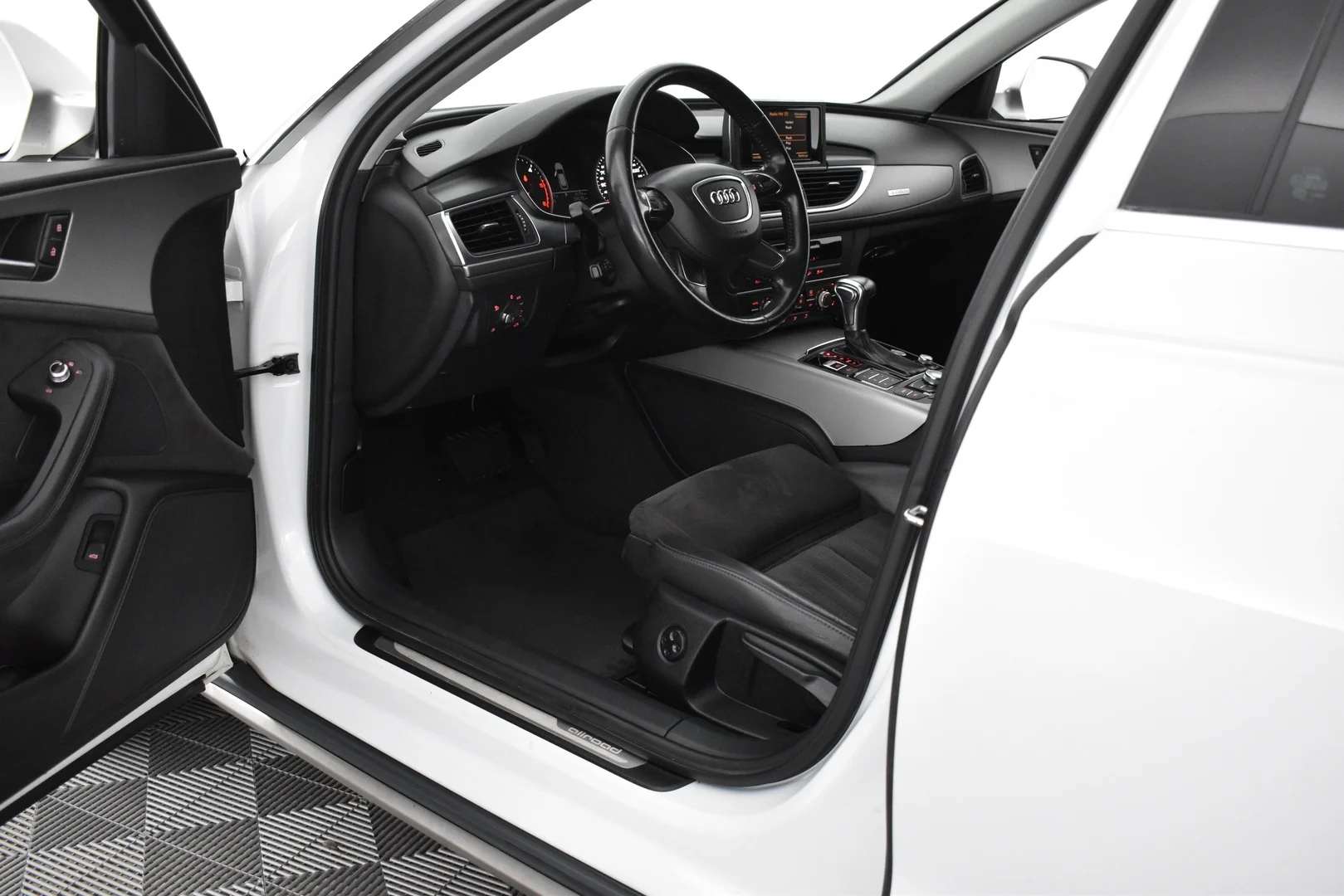 Car Image - s3t8kQRC9e63L09X03sxk