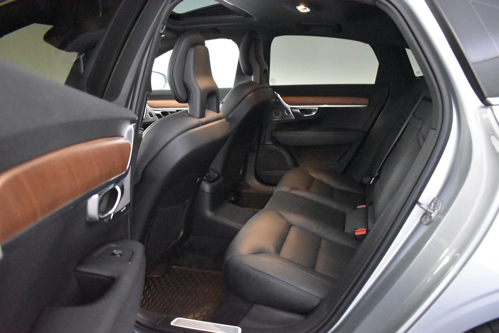 Car Image - LYCpB4ppCbdd3IlqIJheU