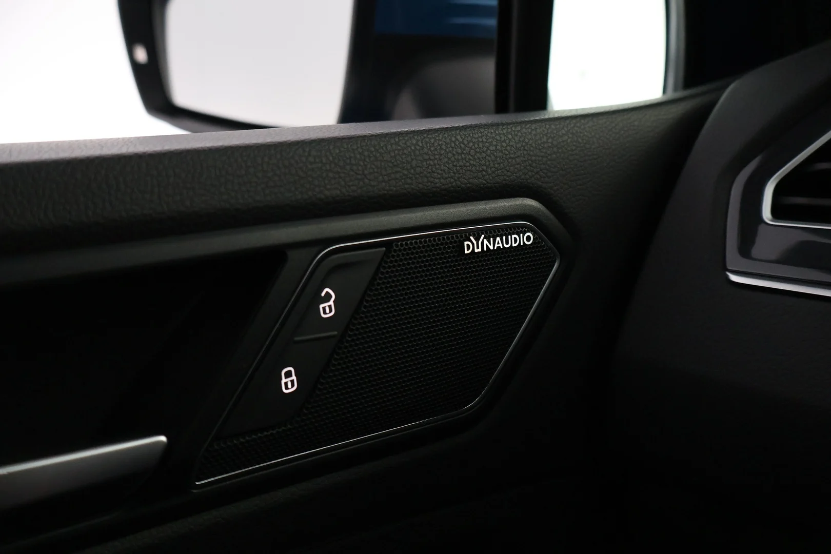 Car Image - 72RwHLBBC3Q2H5ilgNjRDV