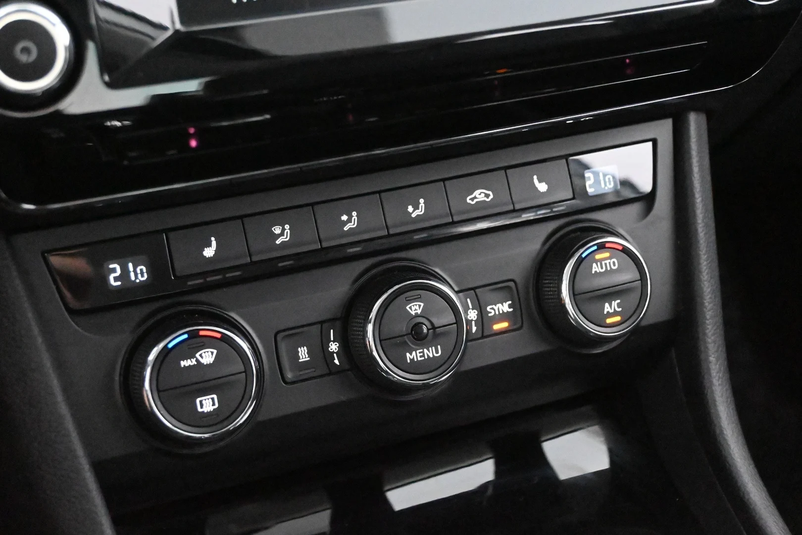 Car Image - gL70p8O1LgRdxLnnQ3AeD