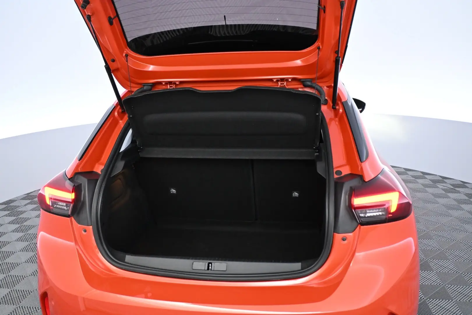Car Image - 18XIqDCMN6yVPrFv7ybYKy