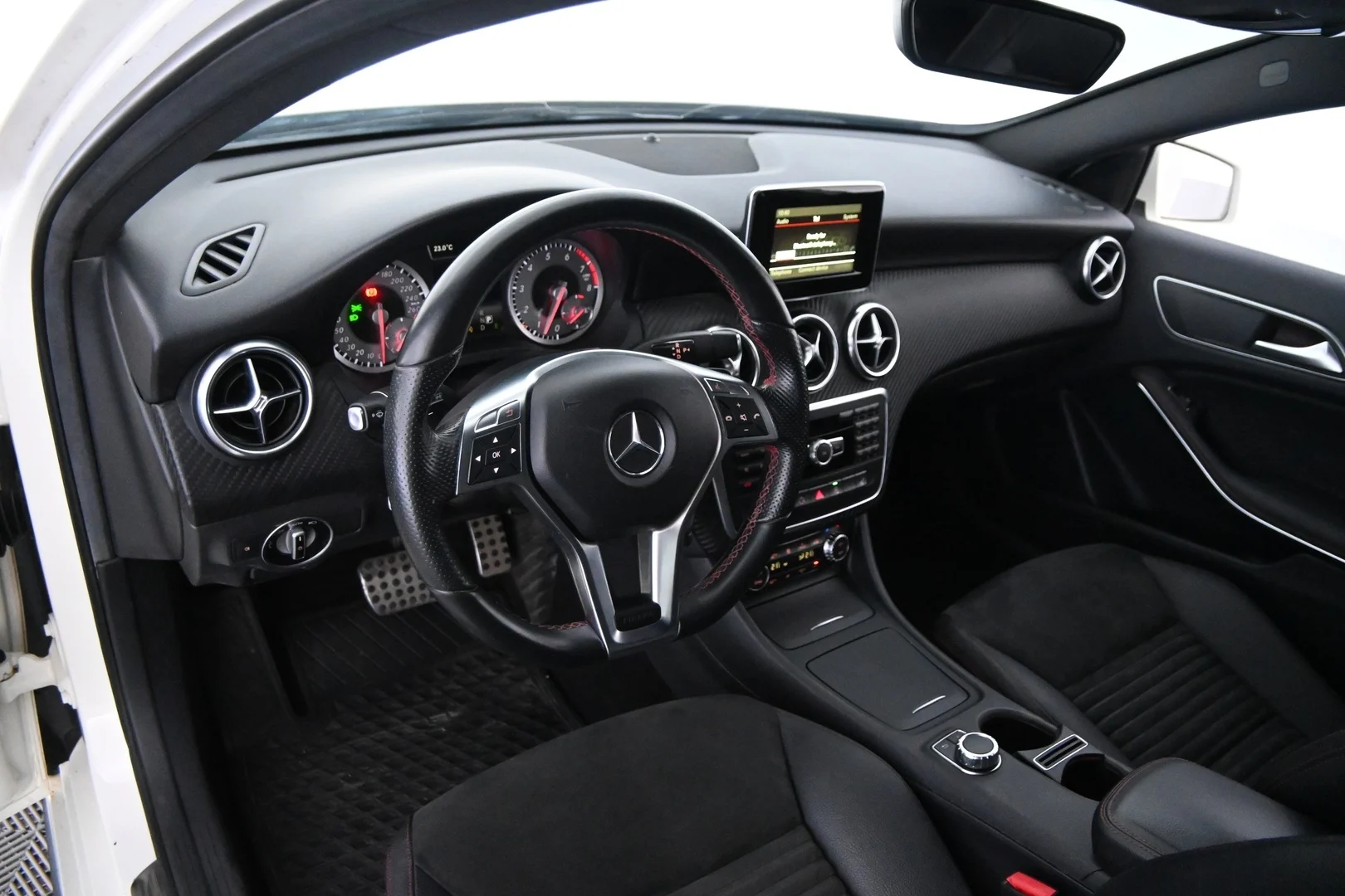 Car Image - 67bOpQbH9yjN8YIsHgBWdF