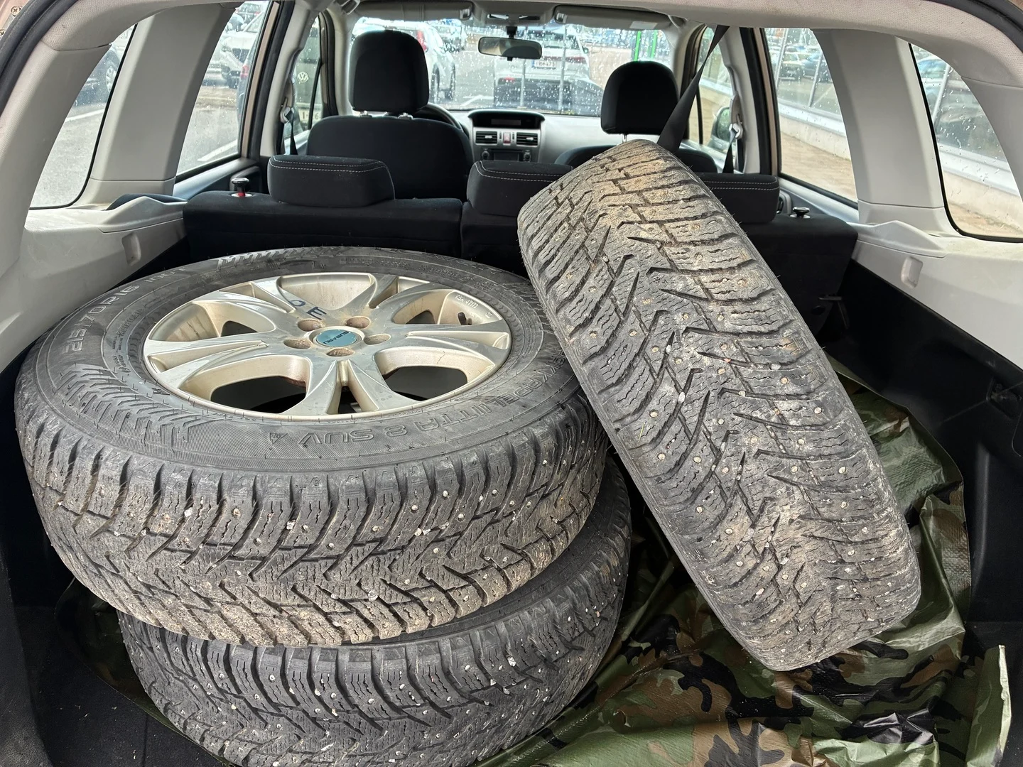 Car Image - A2y5dUjbvmiNoHzEAvHUV