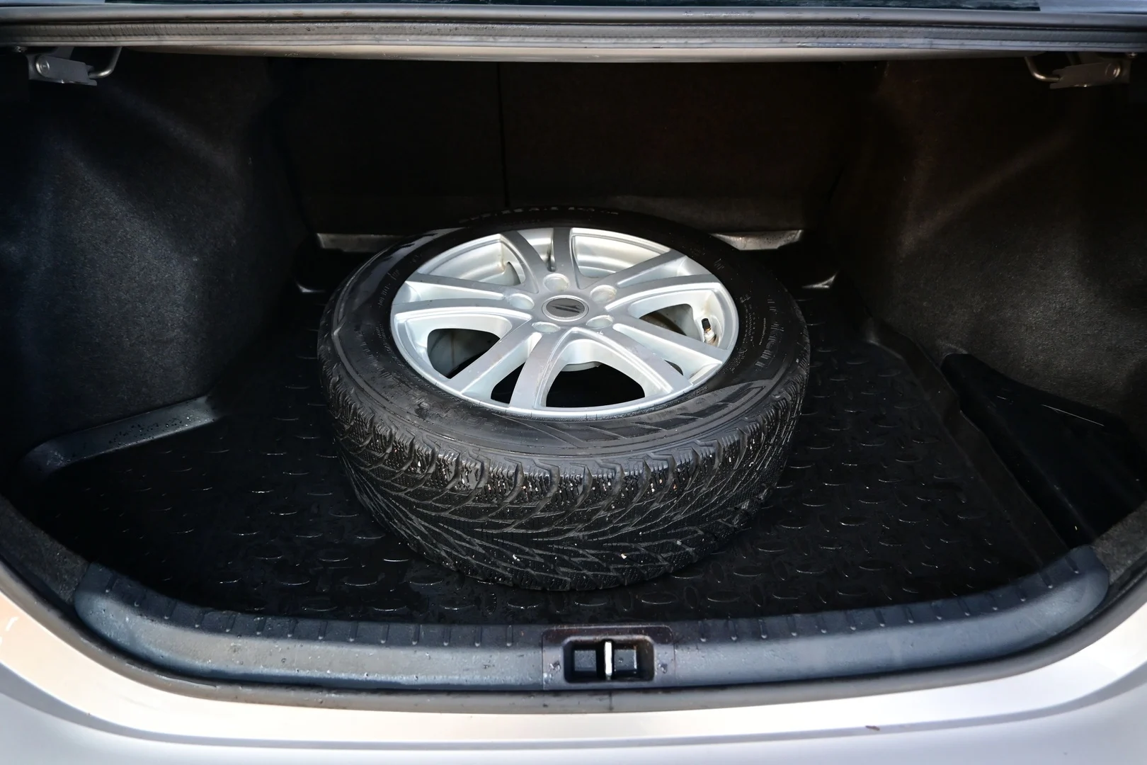 Car Image - 2uIOsQcsdeY7fcO6v9tkYs