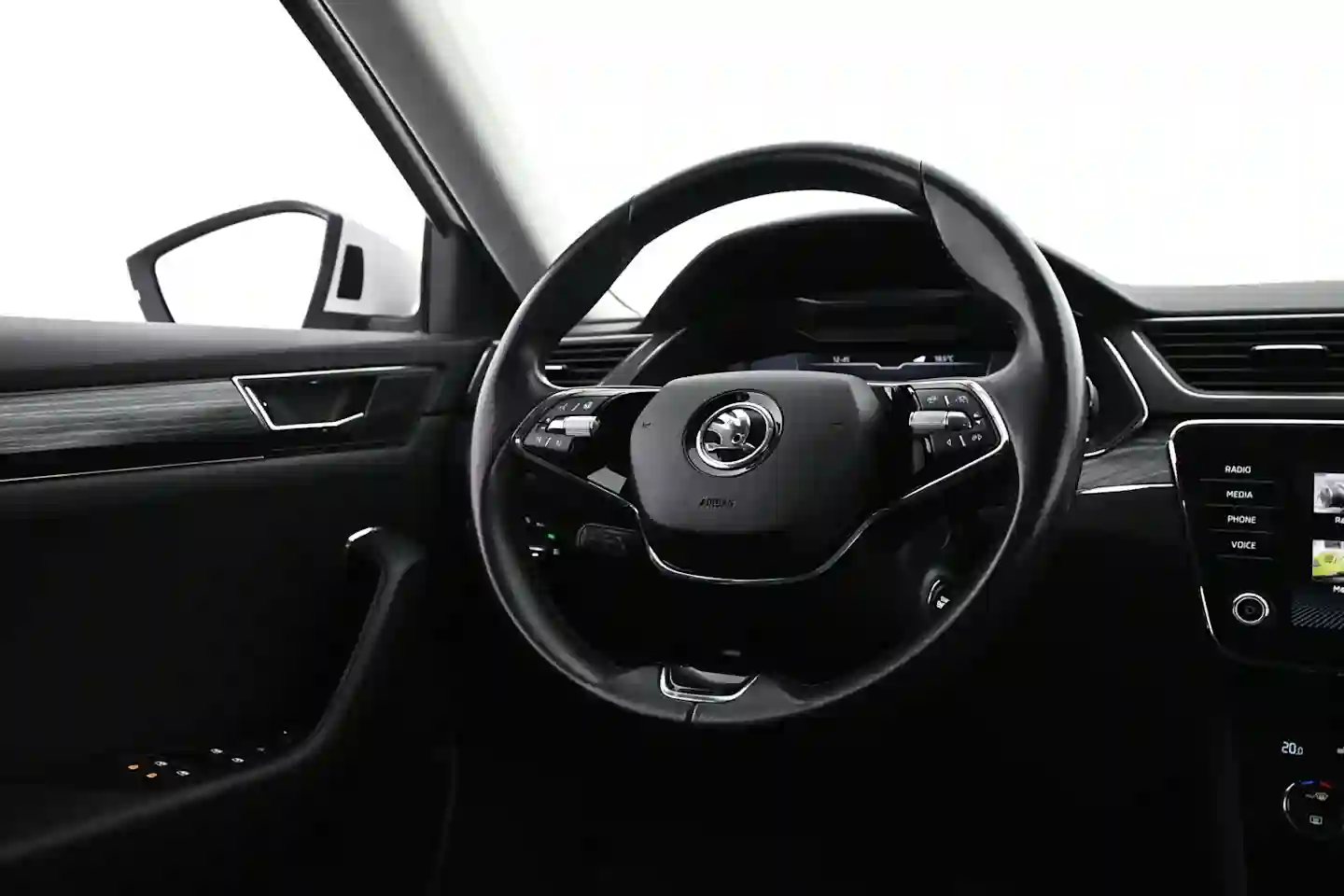 Car Image - 1hTWXRO9i0JH1CttTJJFt3