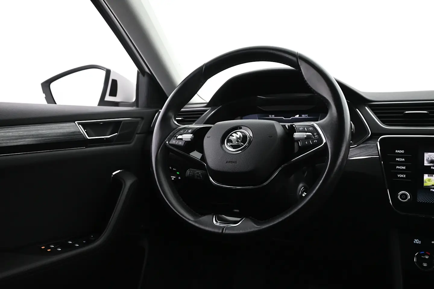 Car Image - 1hTWXRO9i0JH1CttTJJFt3