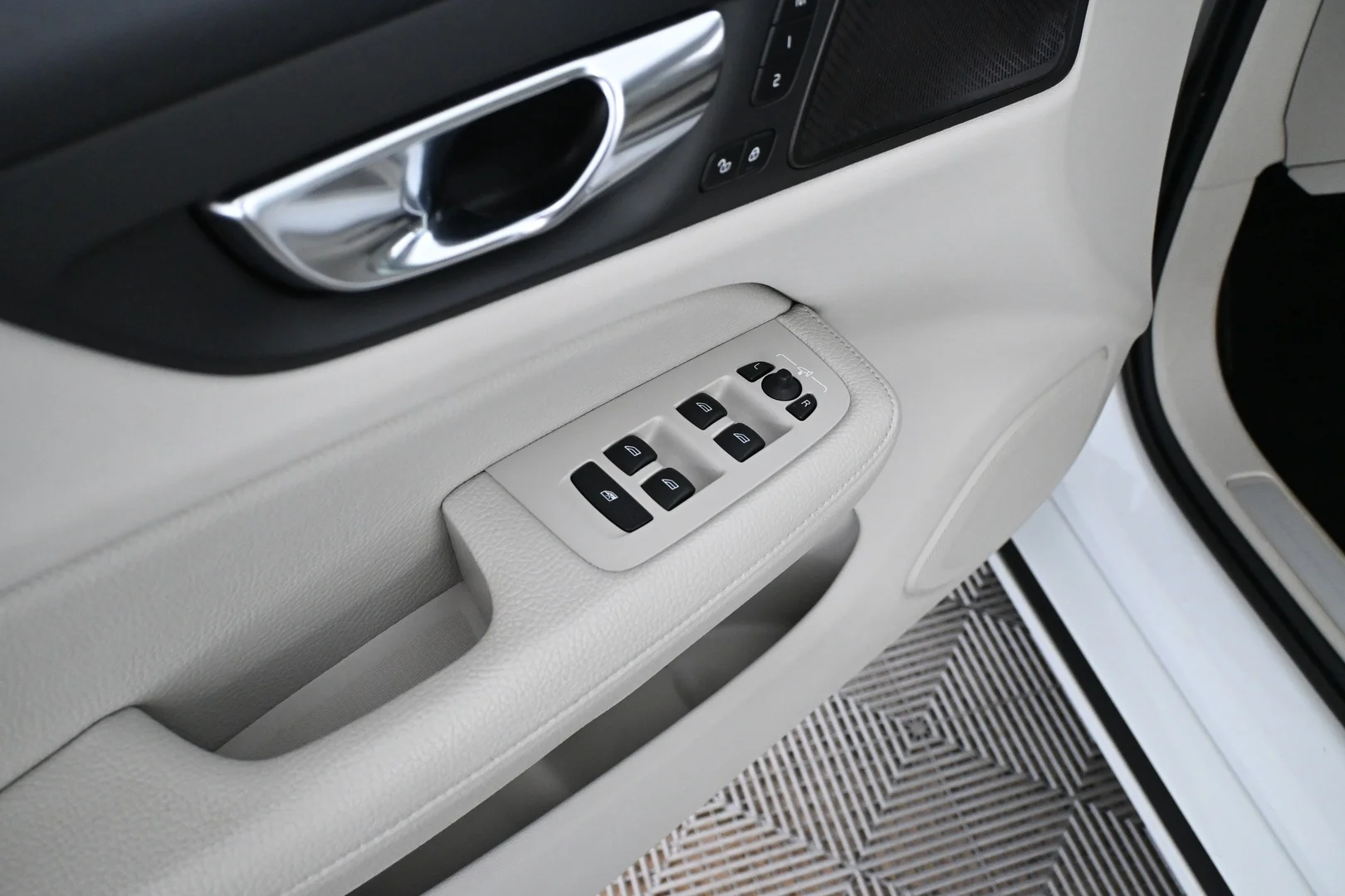 Car Image - BOeo3idWg761DcYUrPY8O