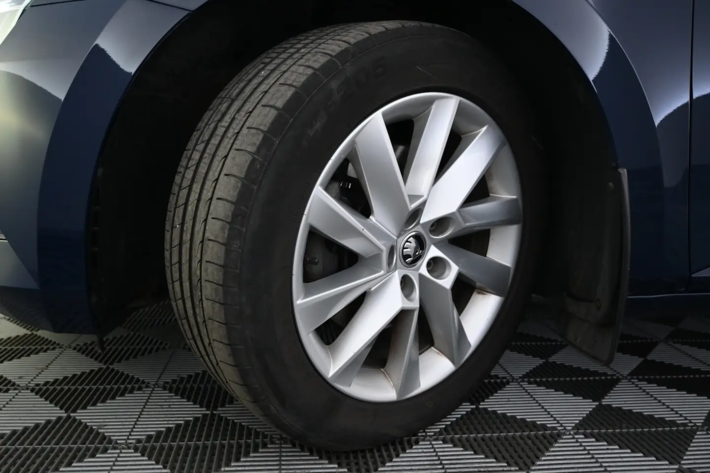 Car Image - 3pMDtqbL1vTjAJqYE414xb