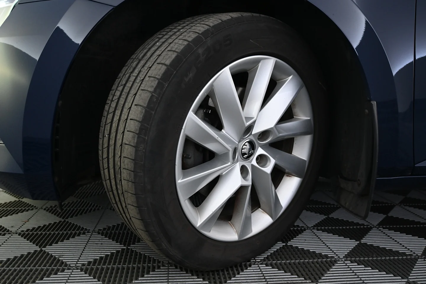 Car Image - 3pMDtqbL1vTjAJqYE414xb