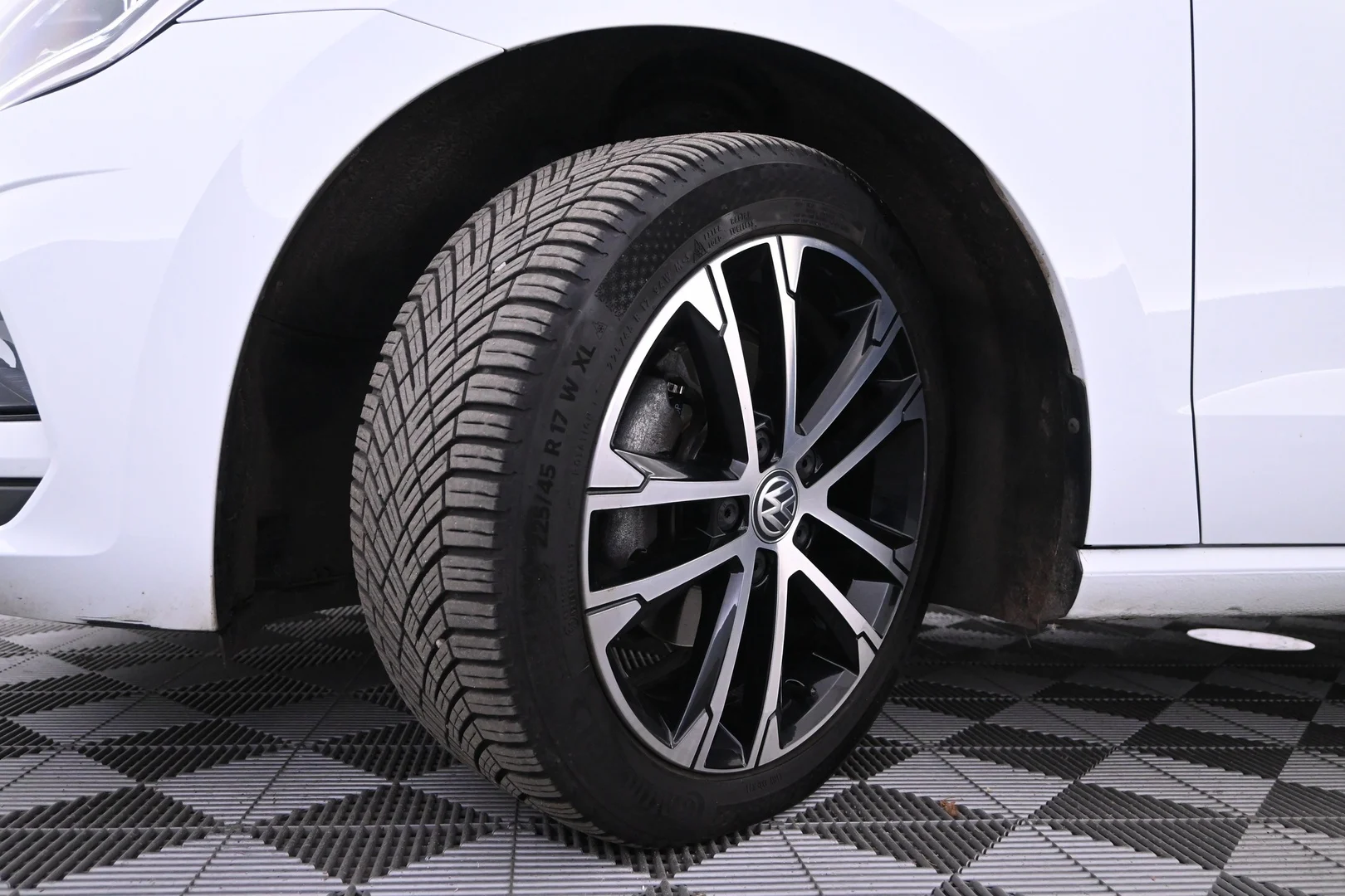 Car Image - 1AYyg5kIrKfl1UJXG73R1u