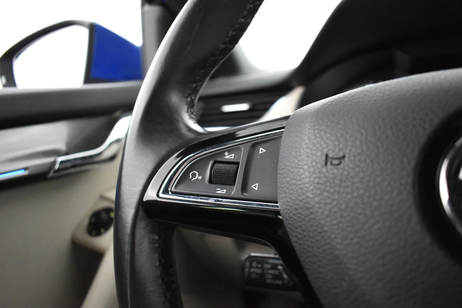 Car Image - 7jEO6Wez4FasiXAKUgp8I2
