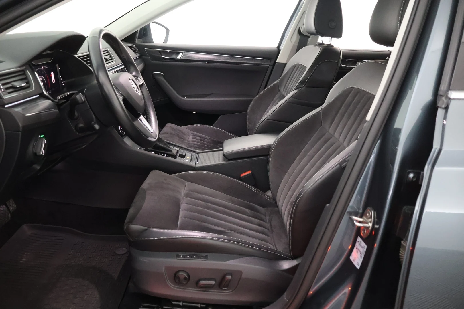 Car Image - 7AMkuqcvSY9Uqzqf9McnNr