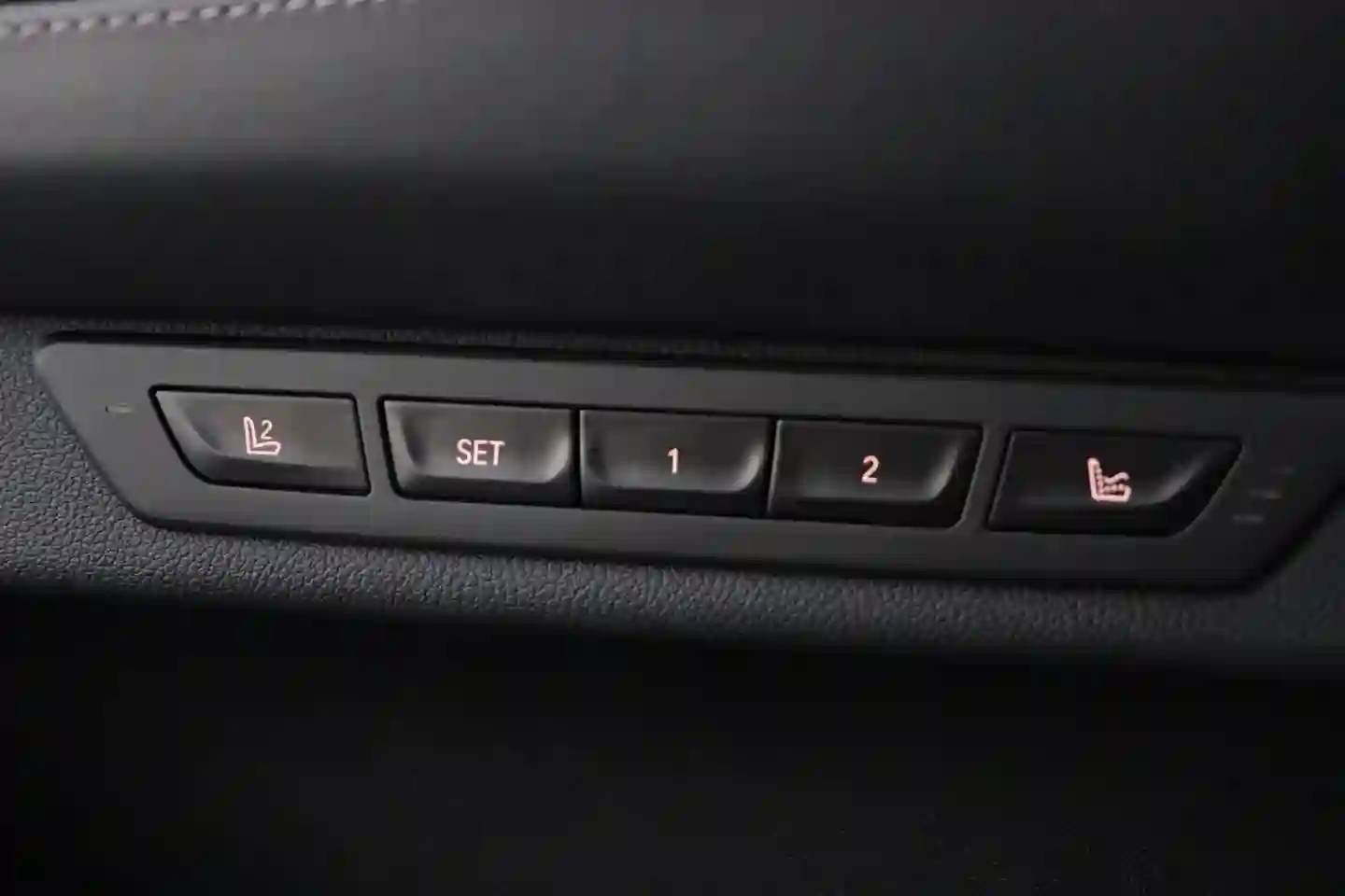 Car Image - 4n5DGxEY0OZAcxM1u6HMUb