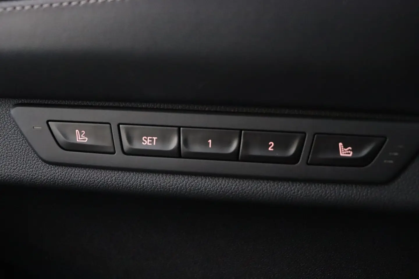 Car Image - 4n5DGxEY0OZAcxM1u6HMUb