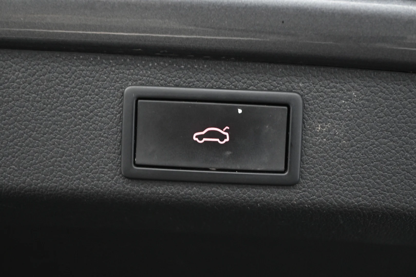 Car Image - VleohPMfyjKwJ2wKS0iys
