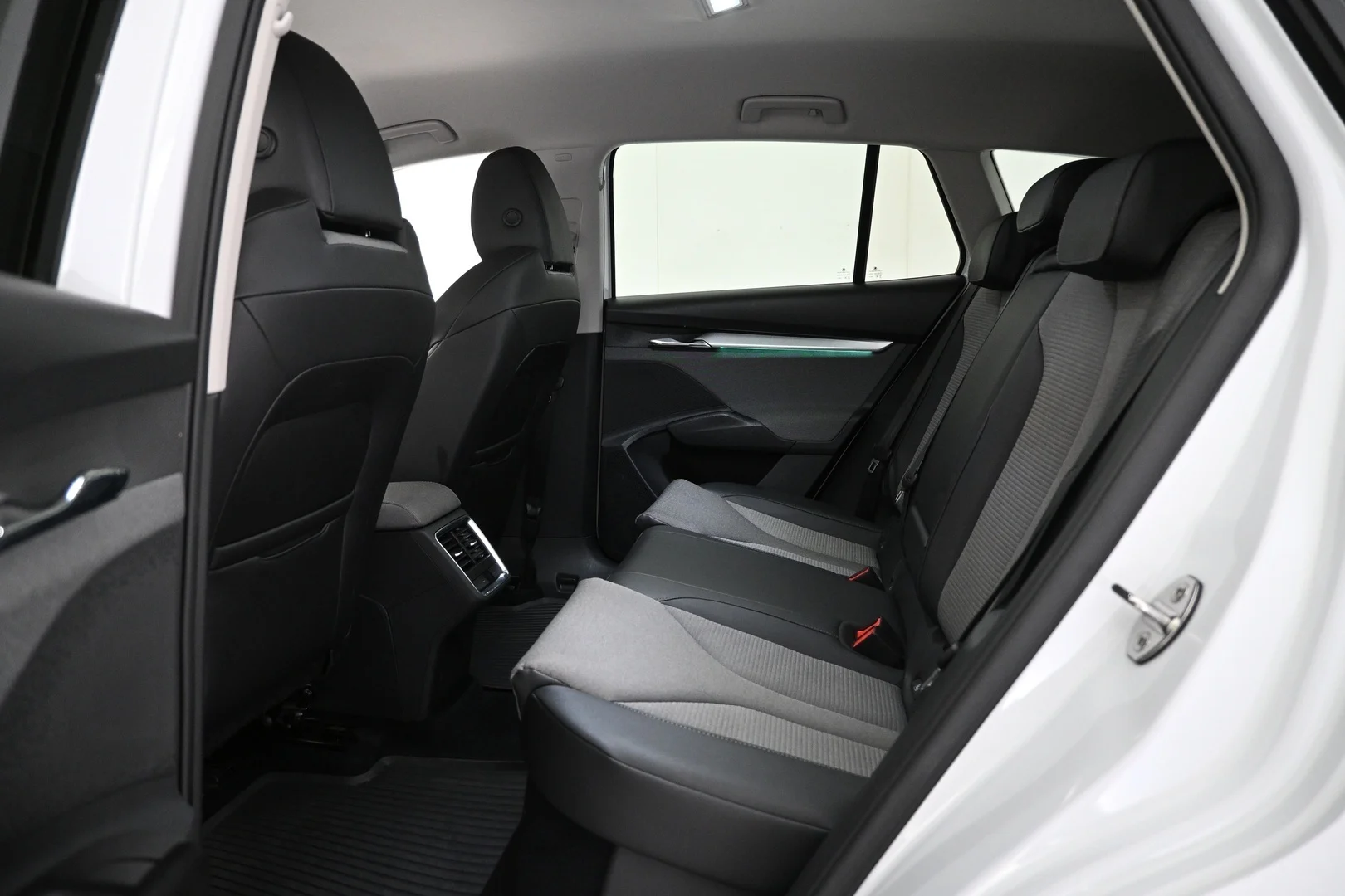 Car Image - 3zJtbbIPKFpcsk8P32NbRv
