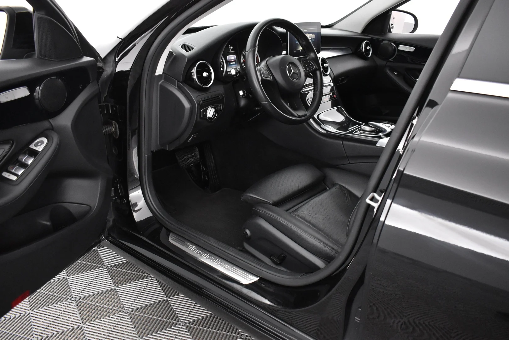 Car Image - ifeLo4KNeiWyfaKPE7Fpo