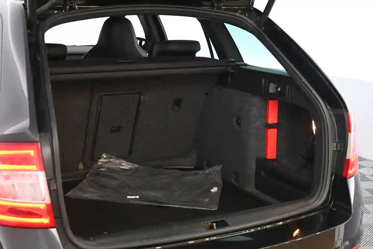 Car Image - 3uKkbgyYPRDB9bp0E2cGgf