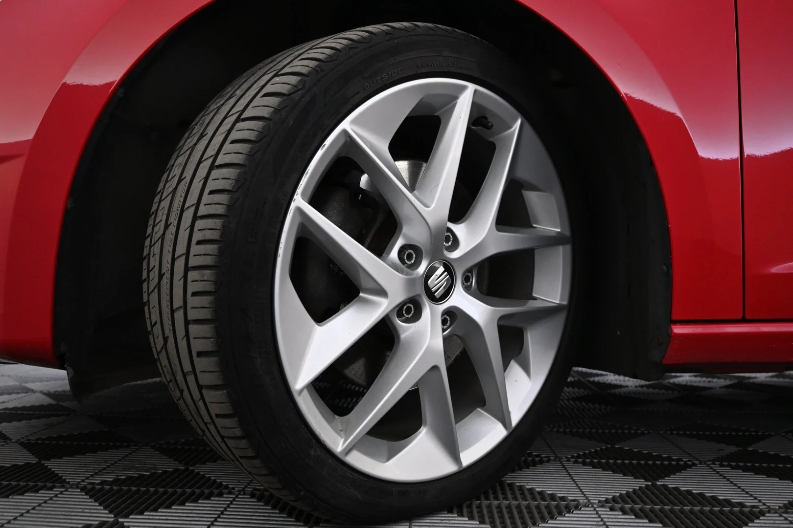 Car Image - 1qrsiY0tzcSMVQoyHjg4cR