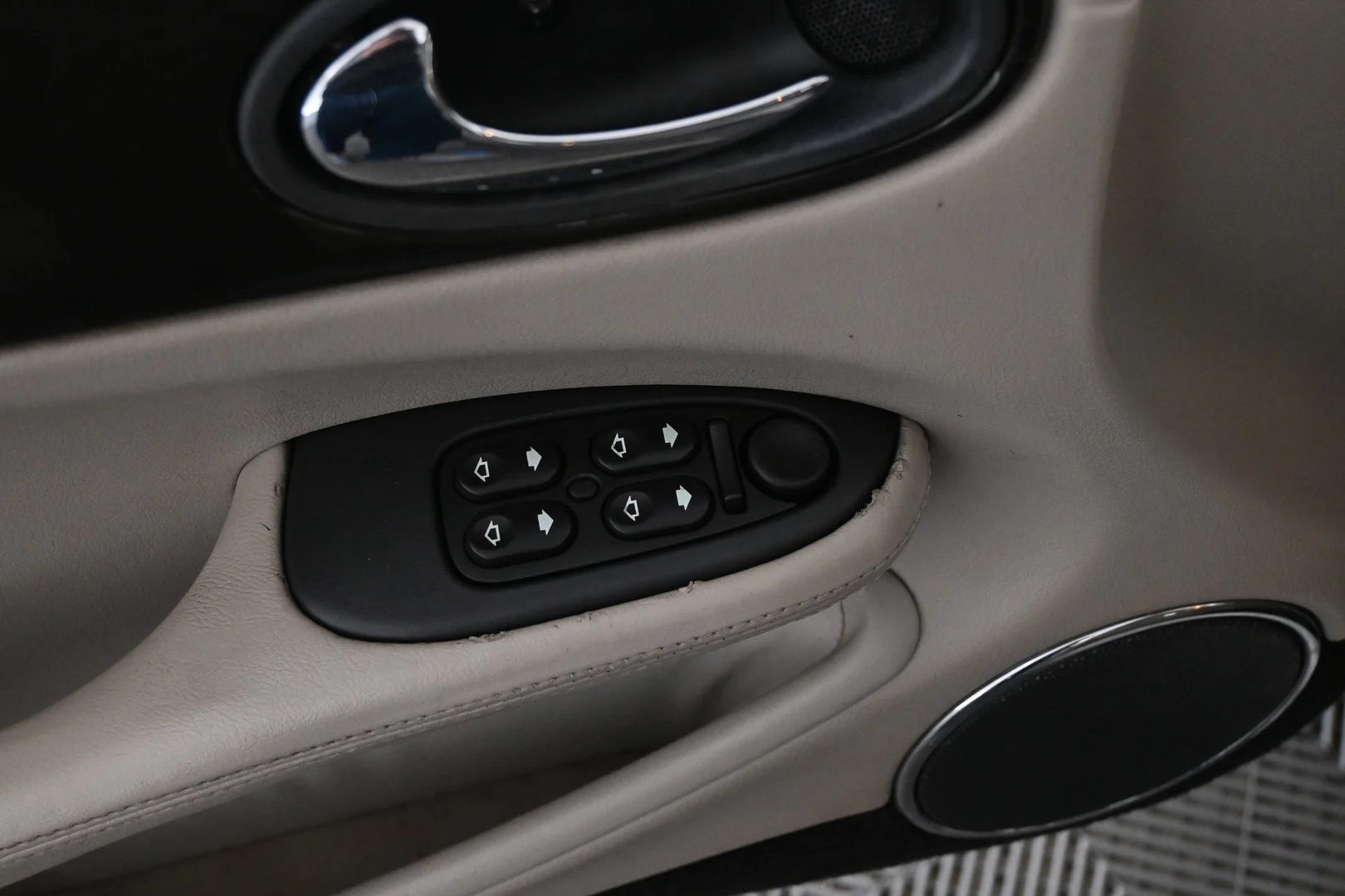 Car Image - FwyJT6Ga9AAlmVO8qm1Q8