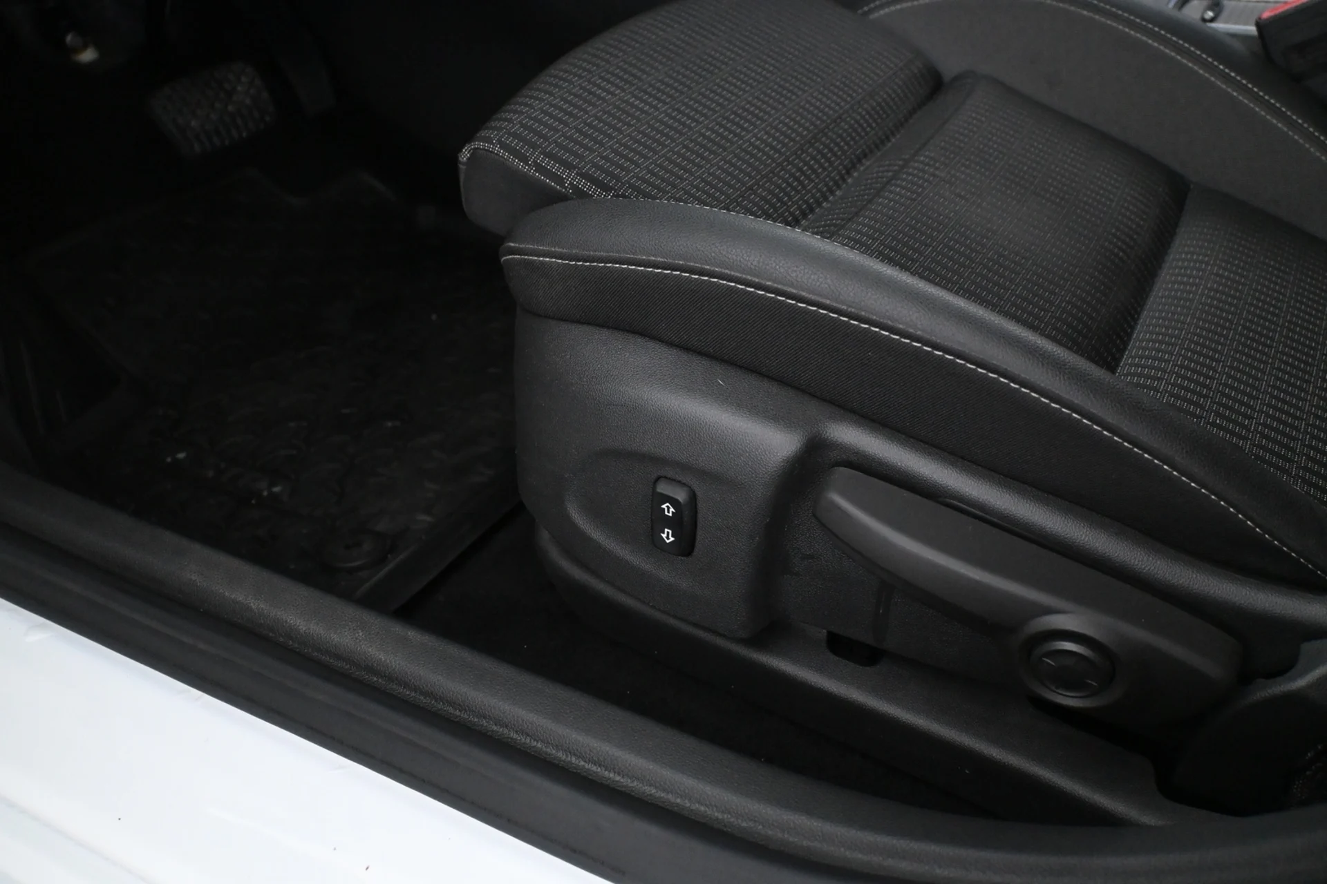 Car Image - 3GNI9cdfTAmhRjToNMeXYD