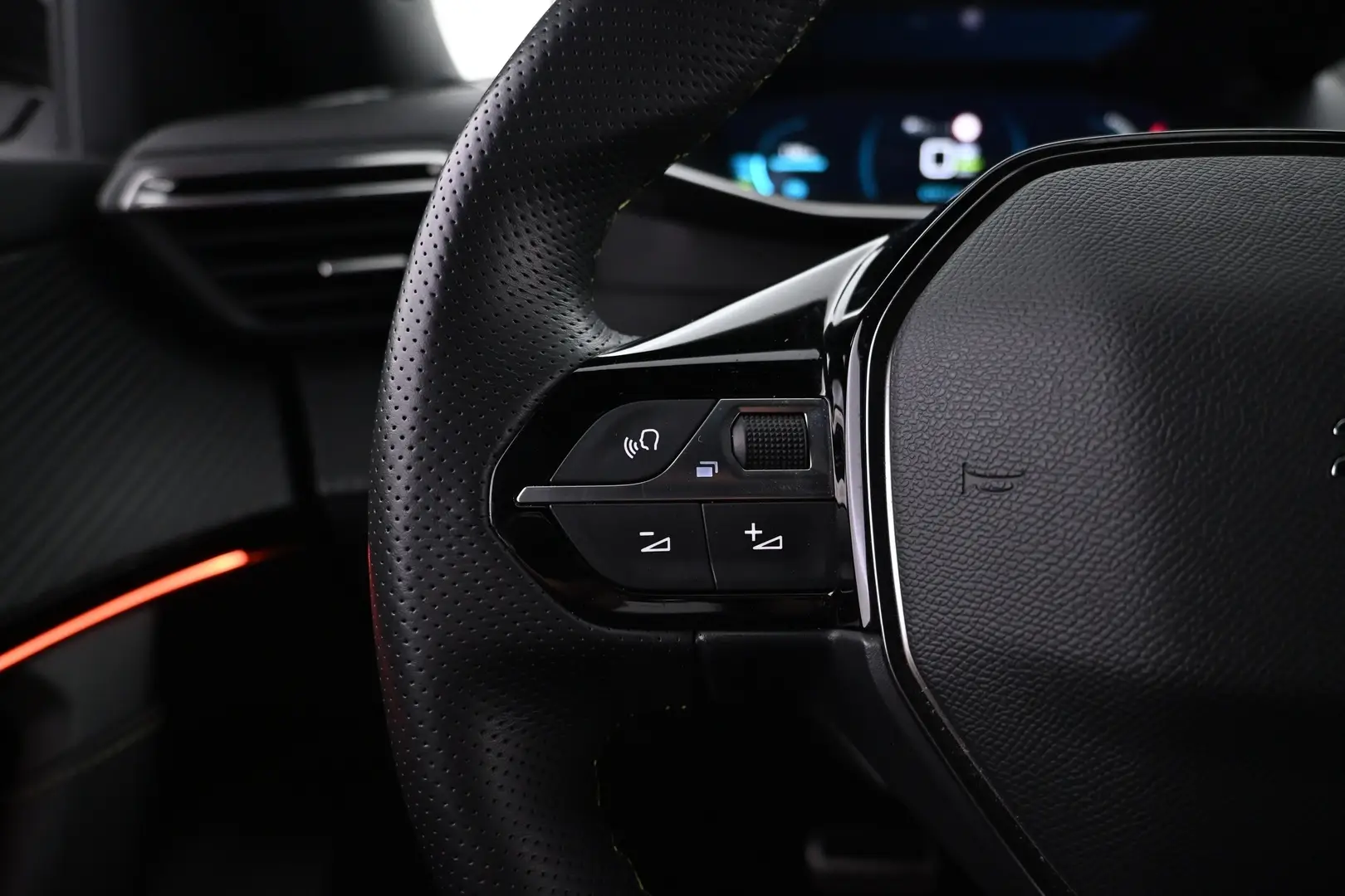 Car Image - 1QQFd0KNMDR3NpHNDsDI9X