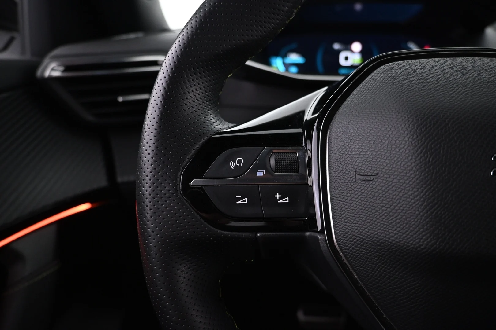 Car Image - 1QQFd0KNMDR3NpHNDsDI9X