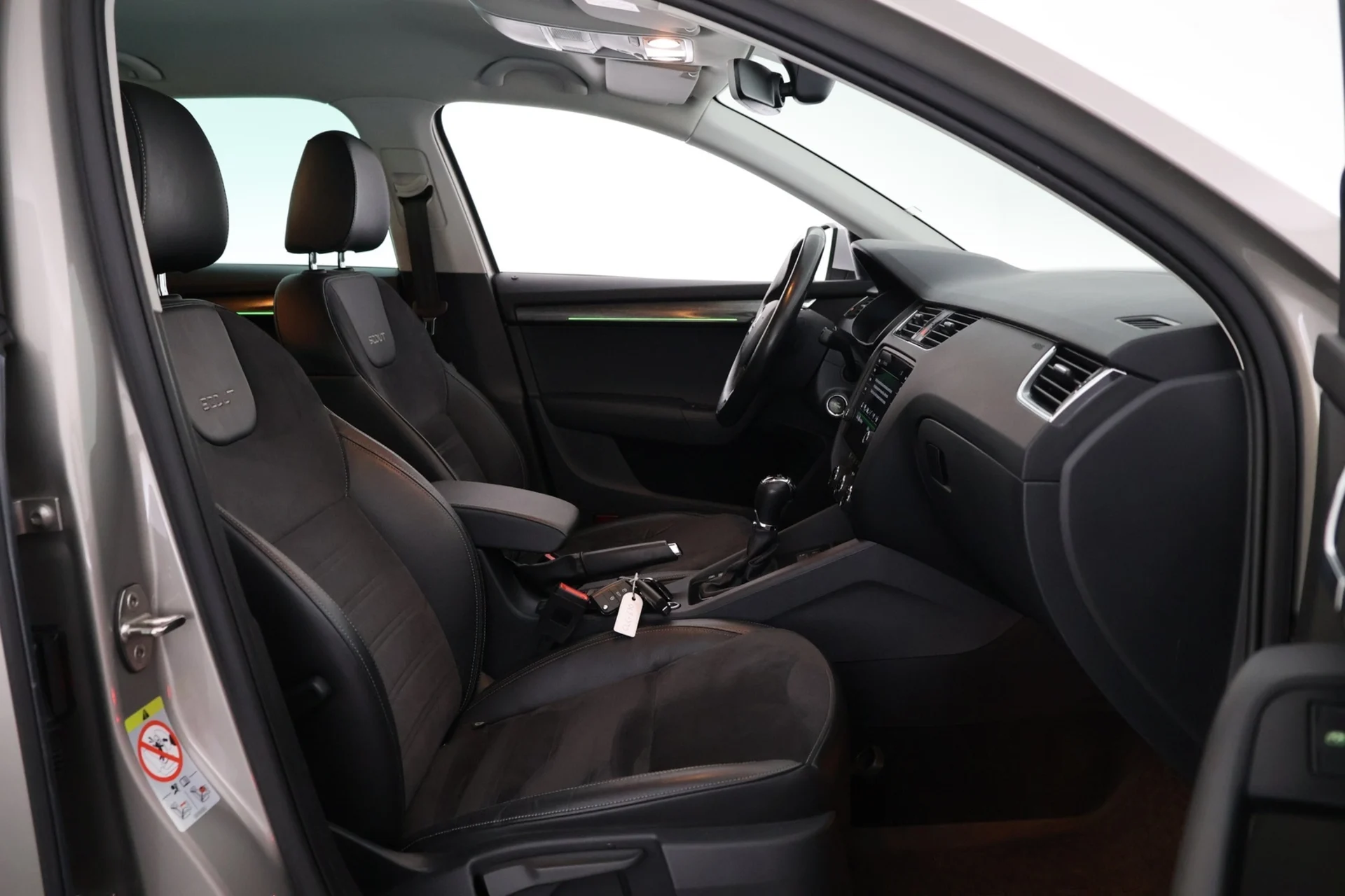 Car Image - J7rcaXnQawWLJkYEC69pM
