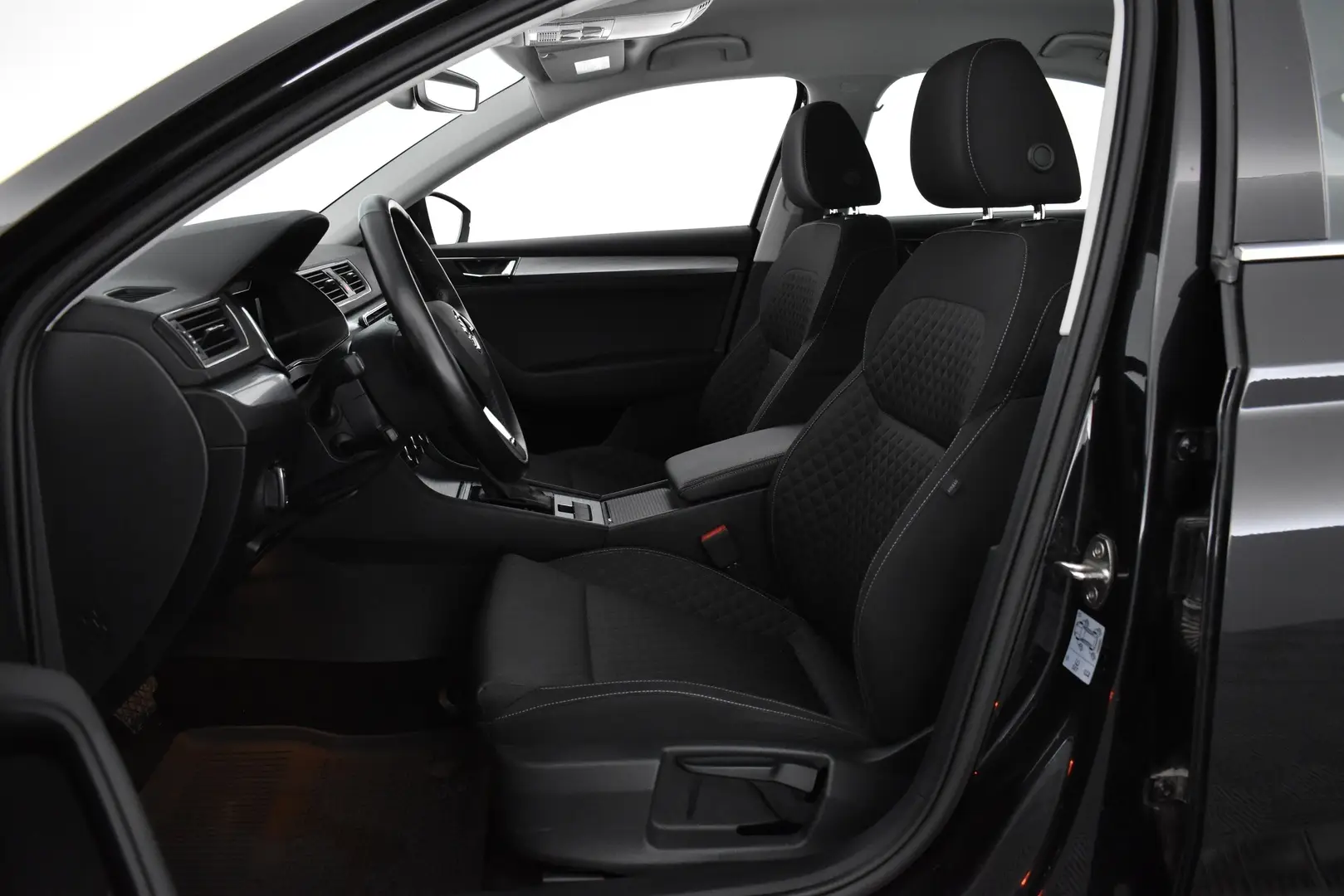 Car Image - 6BAEC7uOnlYBRn26kOA2Wd