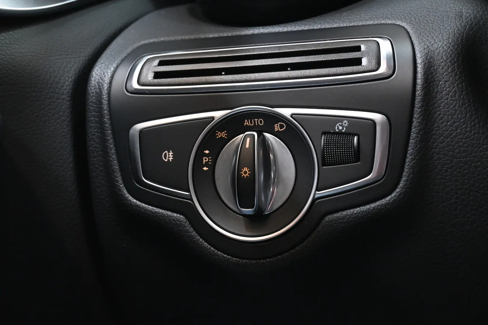 Car Image - 6oa2PnSgcKn8XiIgQU6WJO