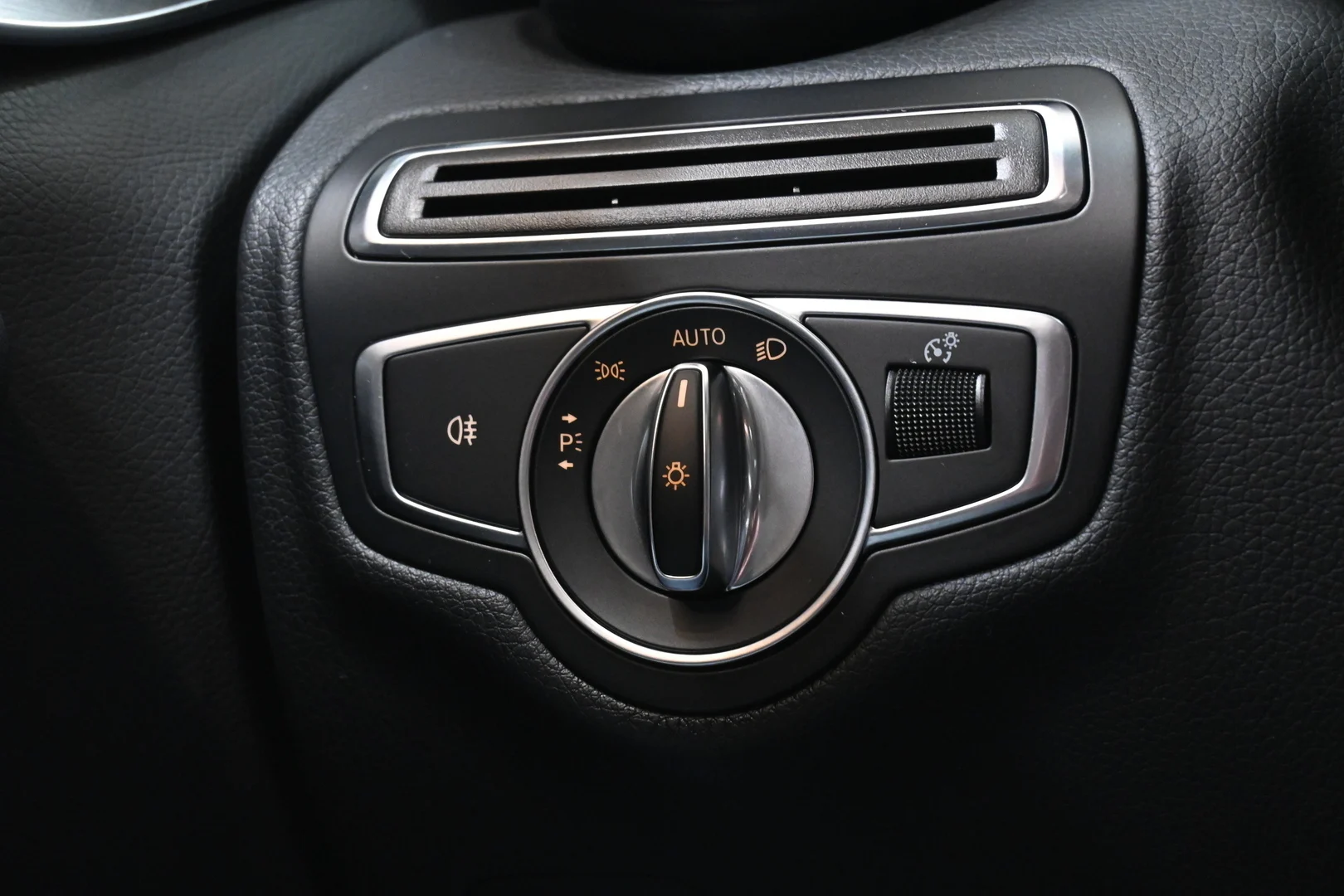 Car Image - 6oa2PnSgcKn8XiIgQU6WJO