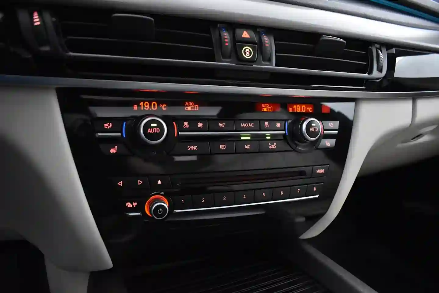 Car Image - 1Rrzv3BNPUTOUasM9SXhL5