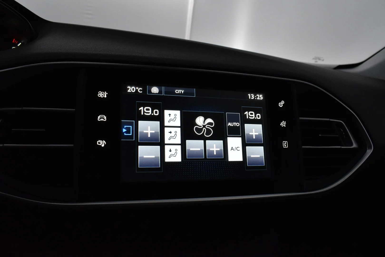 Car Image - a5h7ywSxdatalsM82Jl9p