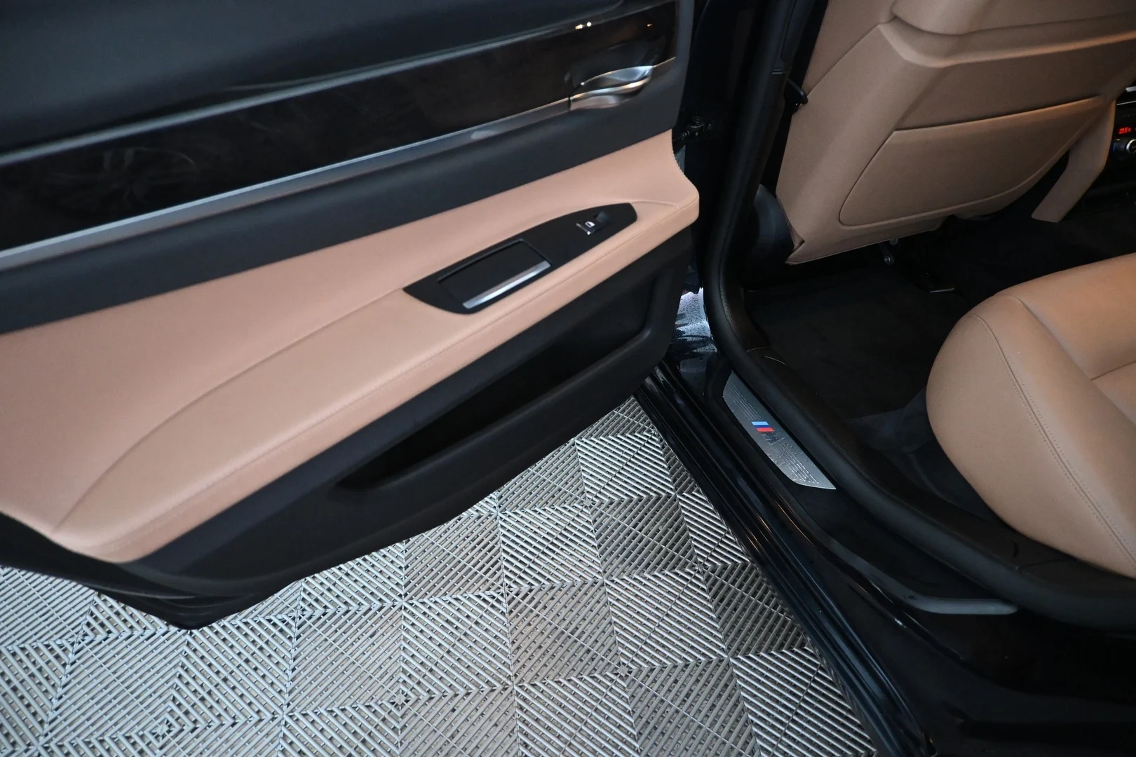 Car Image - 2jHSQzV2yCcJE3vsfXamPf